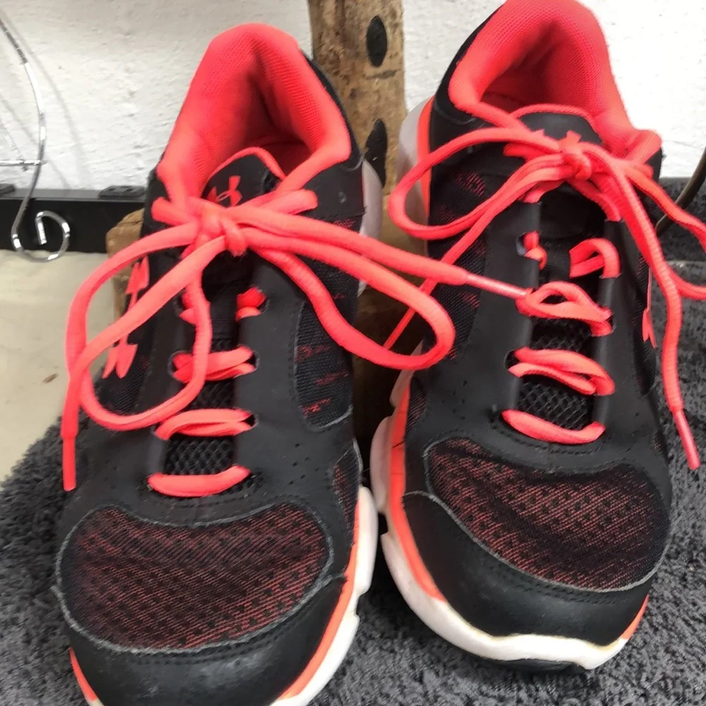 Under Armour Black and neon pink tennis shoes size 7.5‎